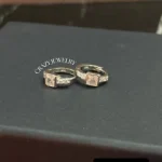 Huggie con circonia de cuadro - Plata .9...